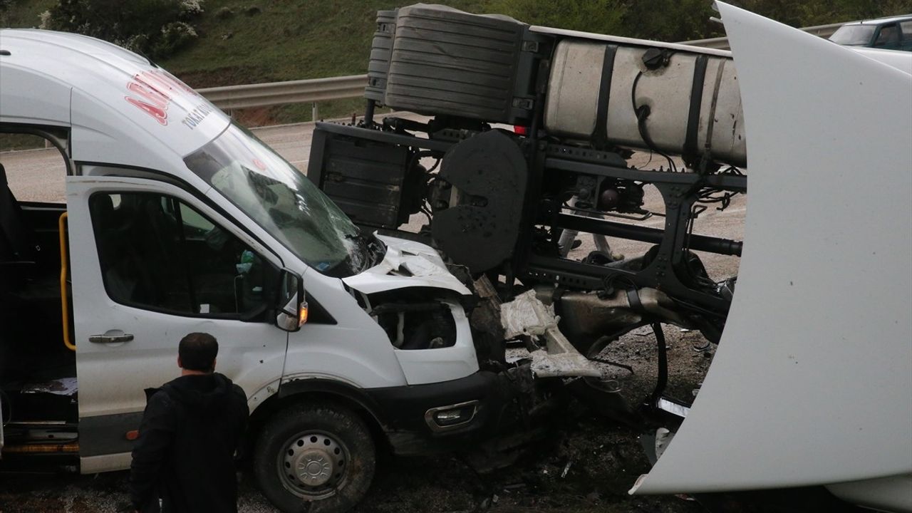 Tokat'ta Minibüs ve Tır Çarpıştı: 5 Yaralı