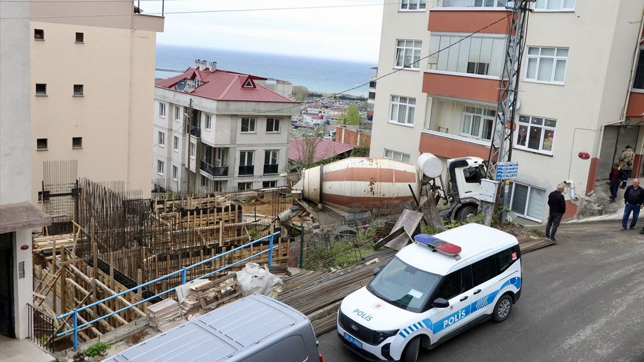 Trabzon'da Beton Mikseri Yokuştan Kayarak Asılı Kaldı