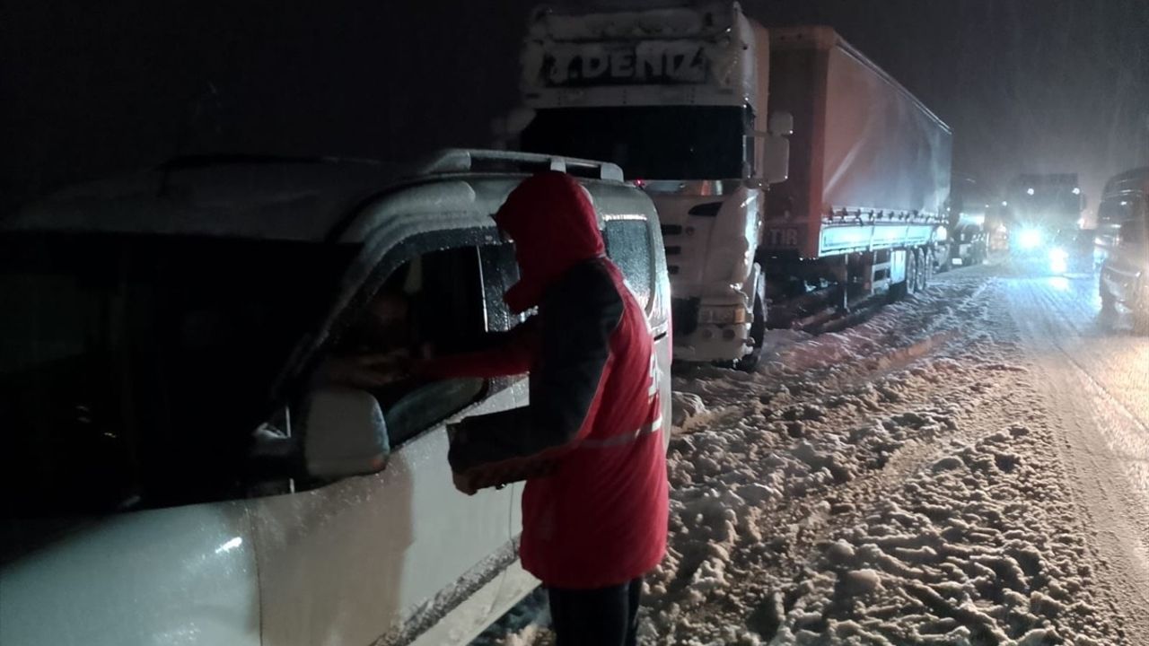 Türk Kızılay, Samsun'da Zorlu Hava Koşullarında Yardımda Bulundu