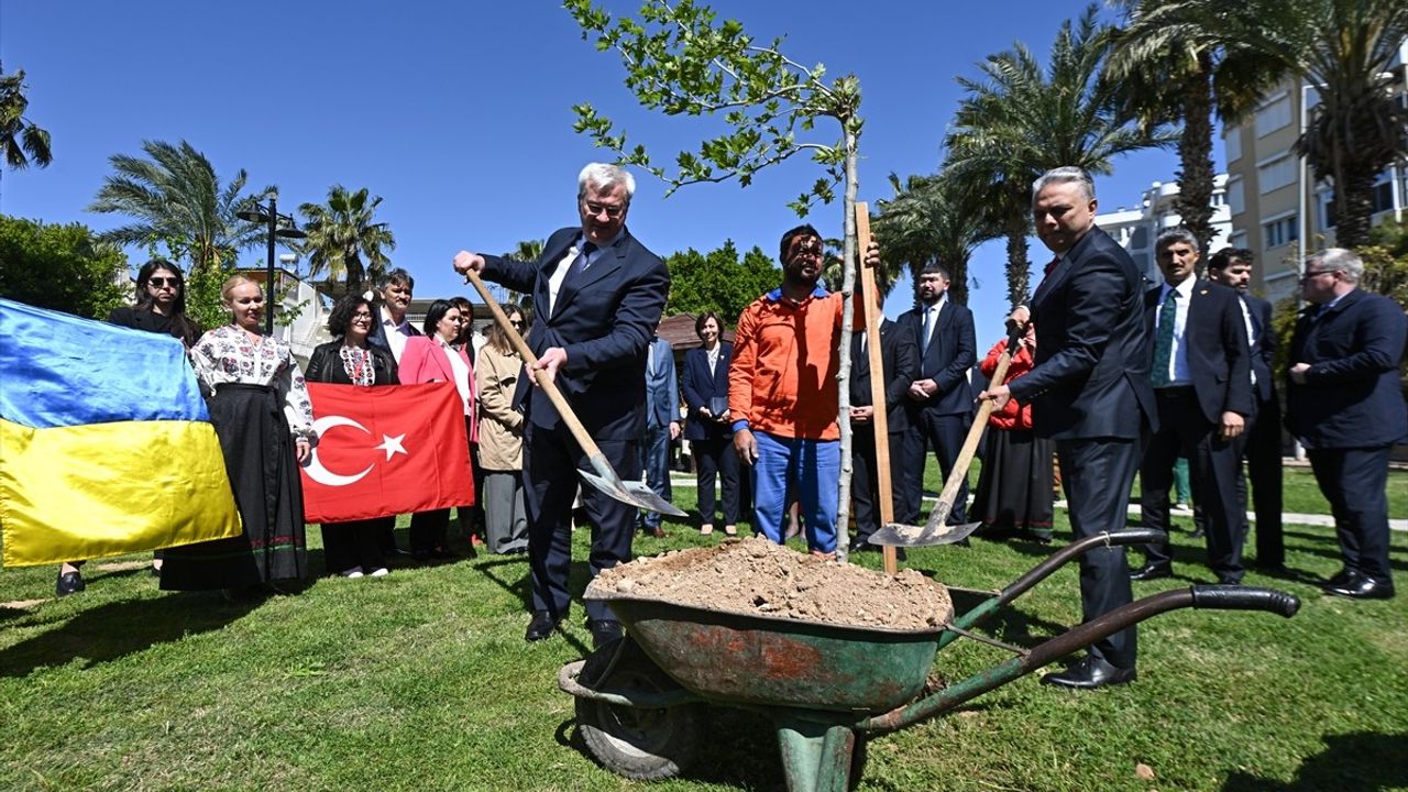 Ukrayna Dışişleri Bakanı Antalya'da Barış Vurgusu Yaptı
