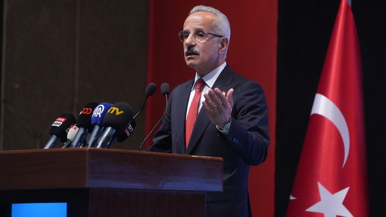 Ulaştırma ve Altyapı Bakanı Uraloğlu, İstanbul Depremini ve Ulaşım Projelerini Değerlendirdi
