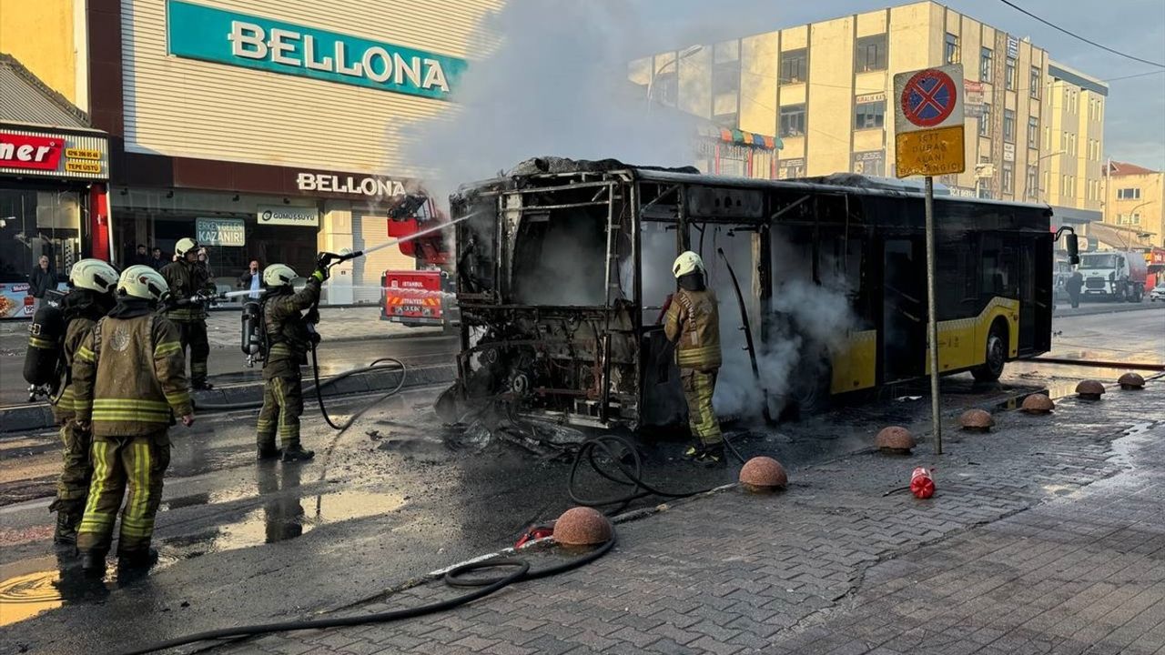 Ümraniye'de İETT Otobüsü Yangın Çıkardı