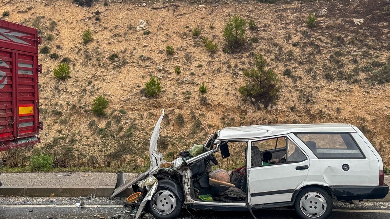 Uşak'ta Trafik Kazası: Çift Ağır Yaralandı