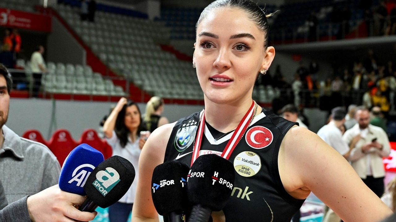 VakıfBank, Fenerbahçe Medicana'yı Geçerek Şampiyon Oldu