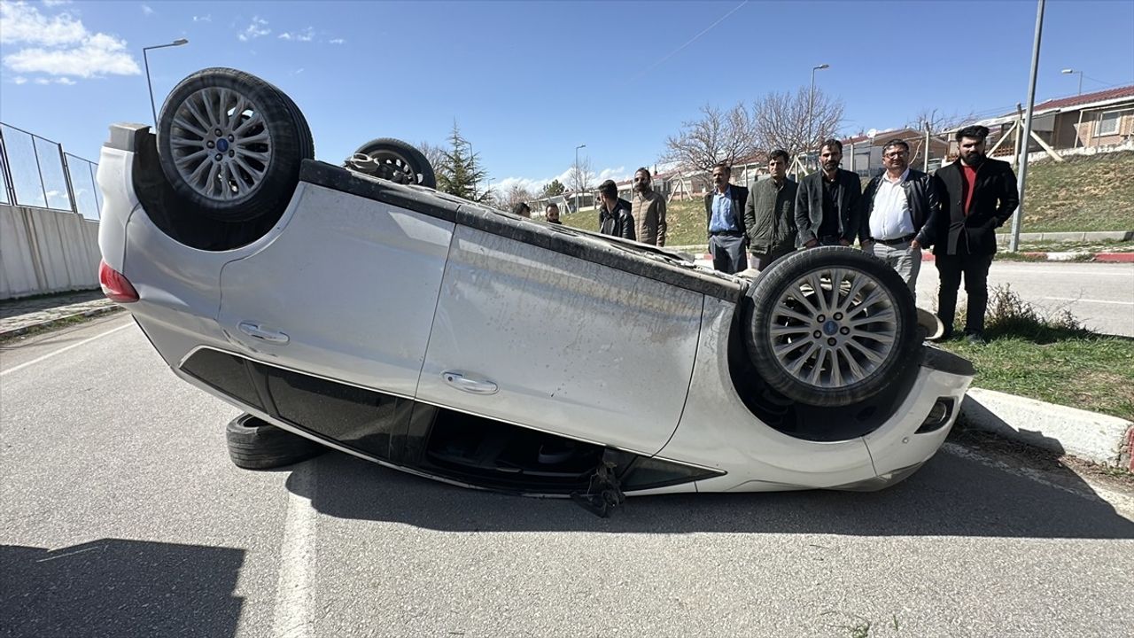 Van'da Otomobil ve Hafif Ticari Araç Çarpıştı: 5 Yaralı