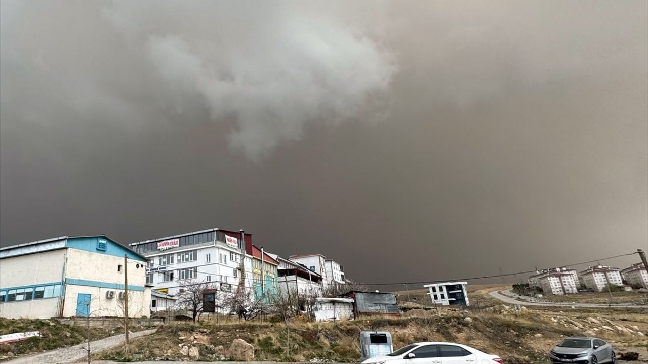 Van'da Sağanak ve Toz Taşınımı Hayatı Olumsuz Etkiledi