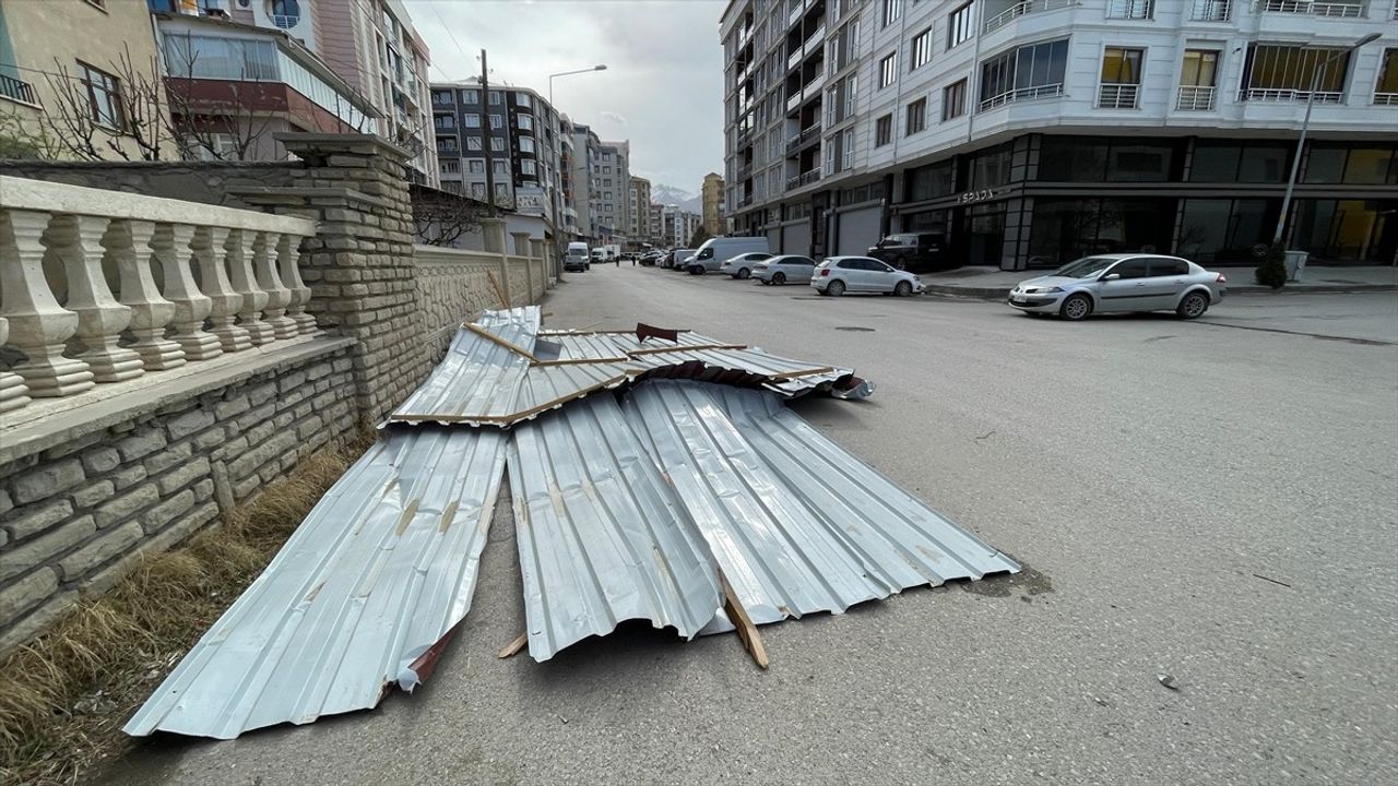 Van'da Şiddetli Rüzgar Çatılara Zarar Verdi