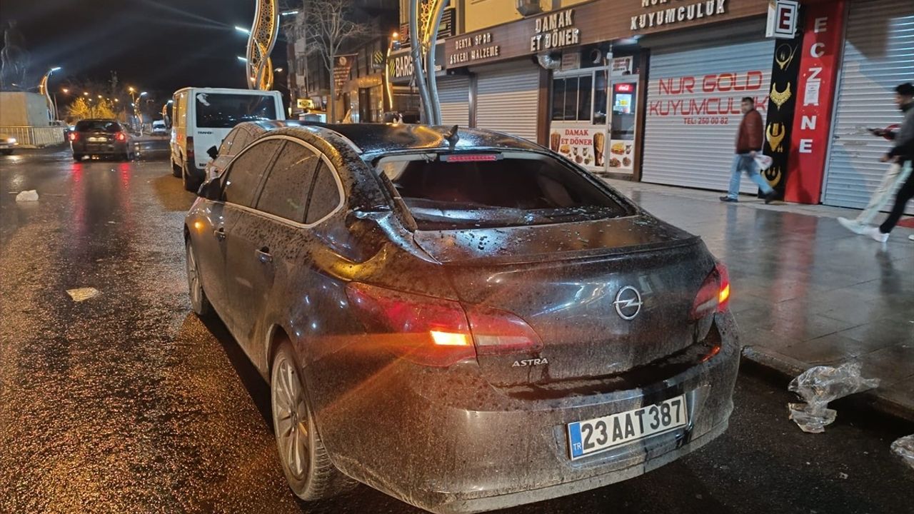 Van ve Hakkari'de Kuvvetli Rüzgar Çatıları Uçurdu