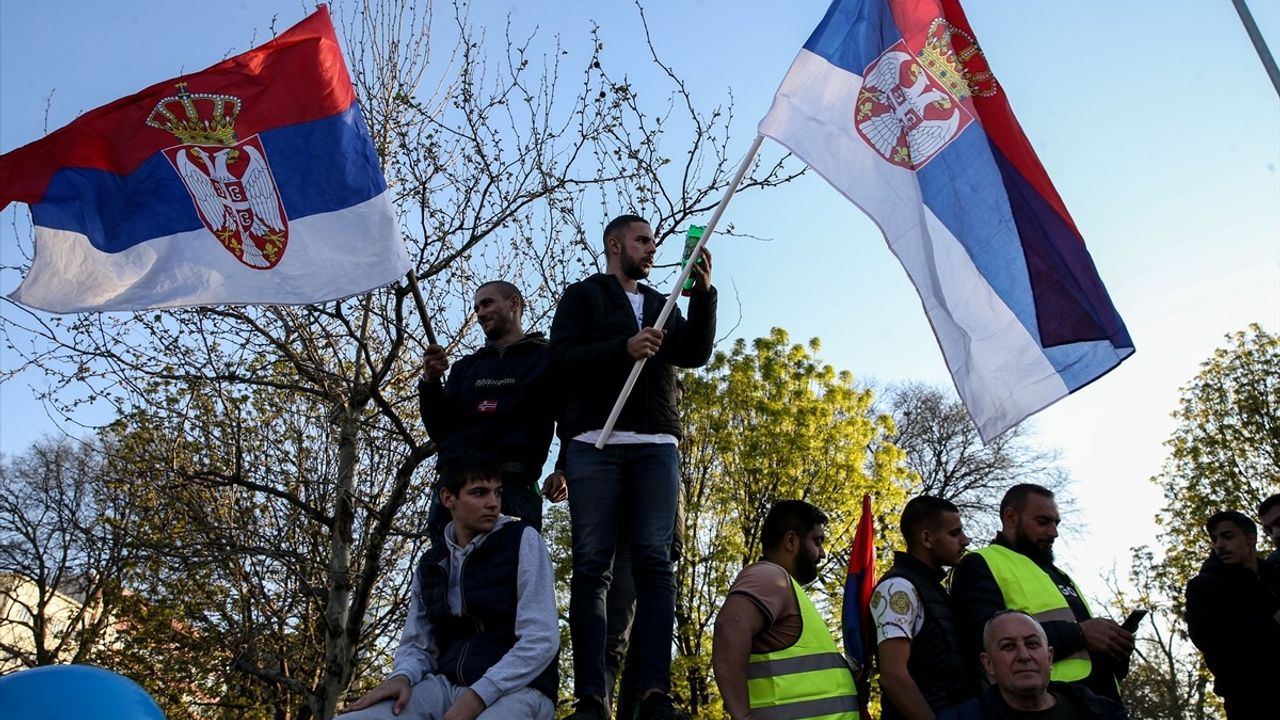 Vucic, Belgrad'da 'Sırbistan'ı Vermeyiz' Mitinginde Yeni Hedefleri Açıkladı