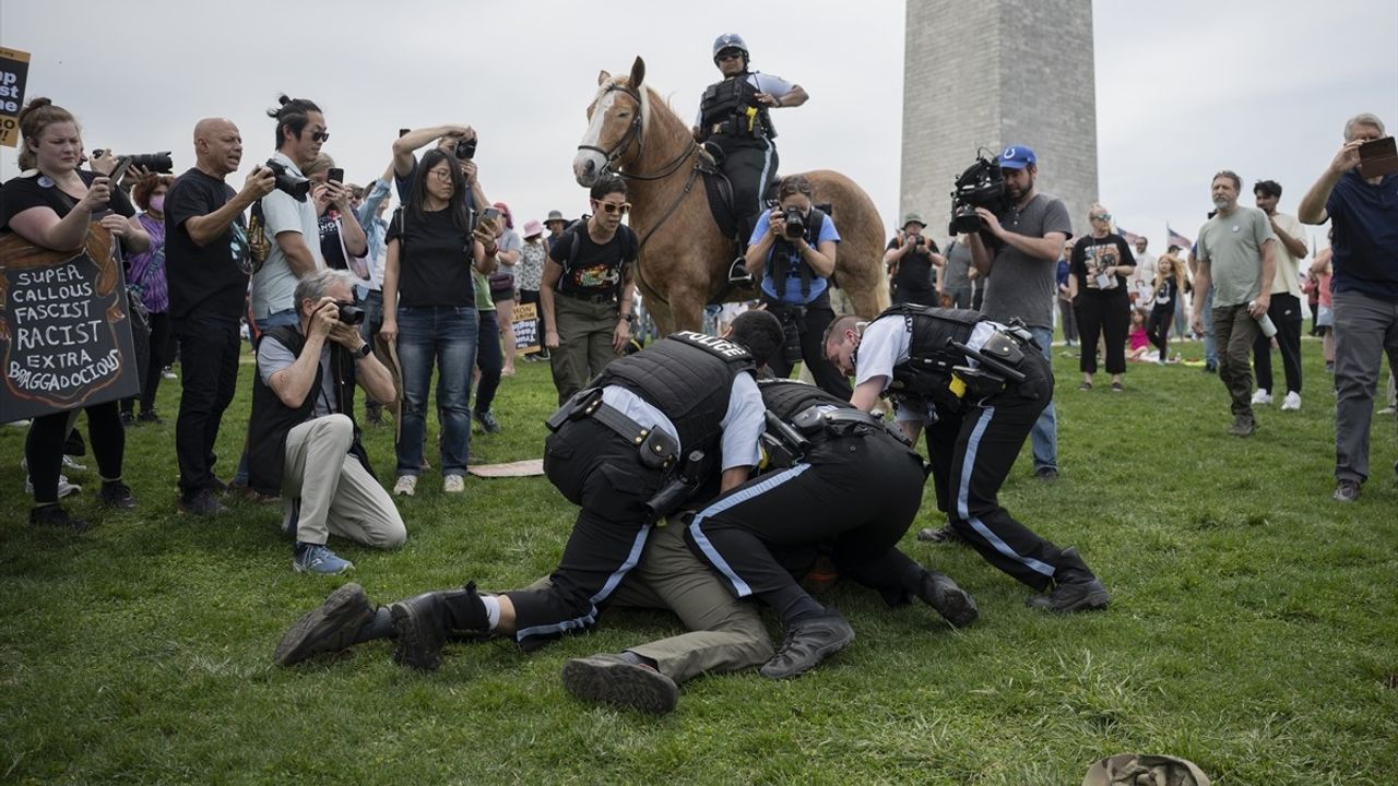 Washington'da Trump Yönetimine Karşı Protesto Gösterileri Düzenlendi