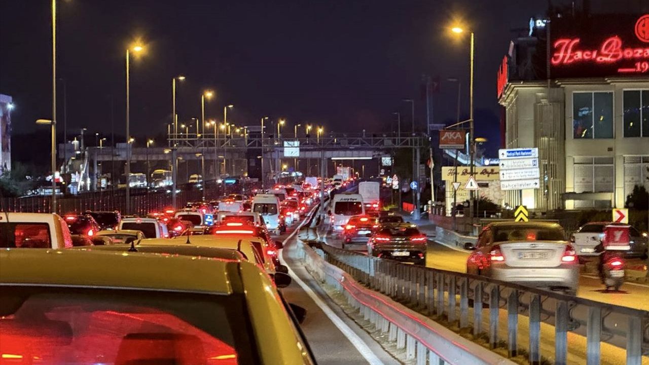 Yenibosna Metrobüs Yaya Üst Geçidi Söküm Çalışması Nedeniyle D-100'de Trafik Rahatlayacak