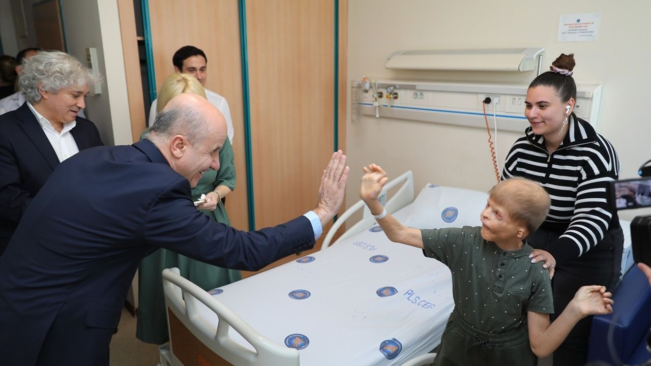 YÖK Başkanı Özvar, Ukraynalı Çocuğu Ziyaret Etti