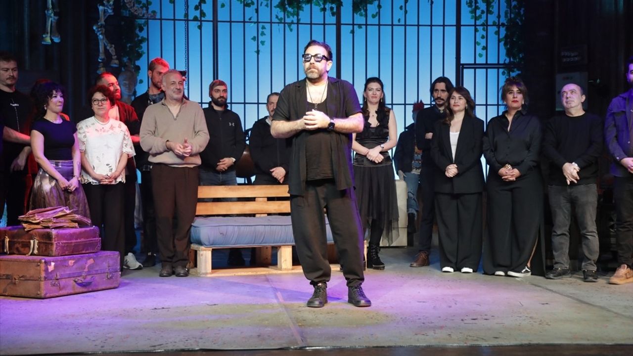 Yoldan Çıkan Oyun ve Geçmişin Gölgesi Tiyatroseverlerle Buluştu