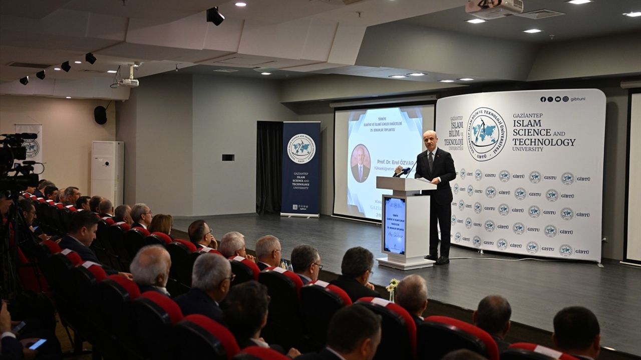 Yükseköğretim Kurulu Başkanı Prof. Dr. Erol Özvar'dan İlahiyat Eğitimine Yeni Diller Ekleme Müjdesi