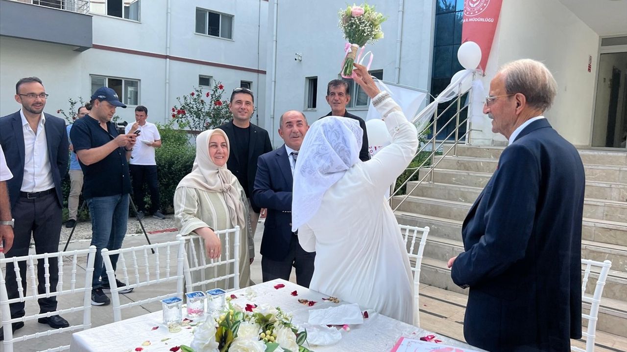 70 Yıl Sonra Nikah Tazeleyen Depremzede Çift