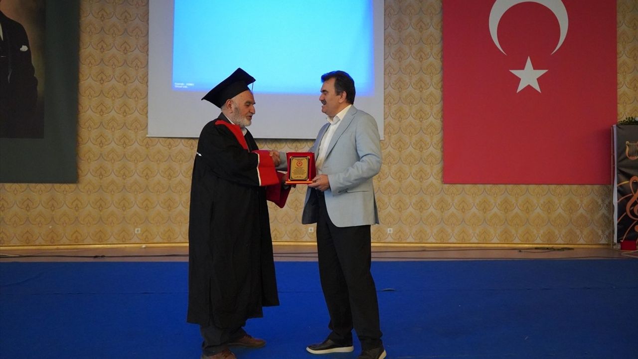 71 Yaşında Dördüncü Üniversitenin Mezunu Oldu