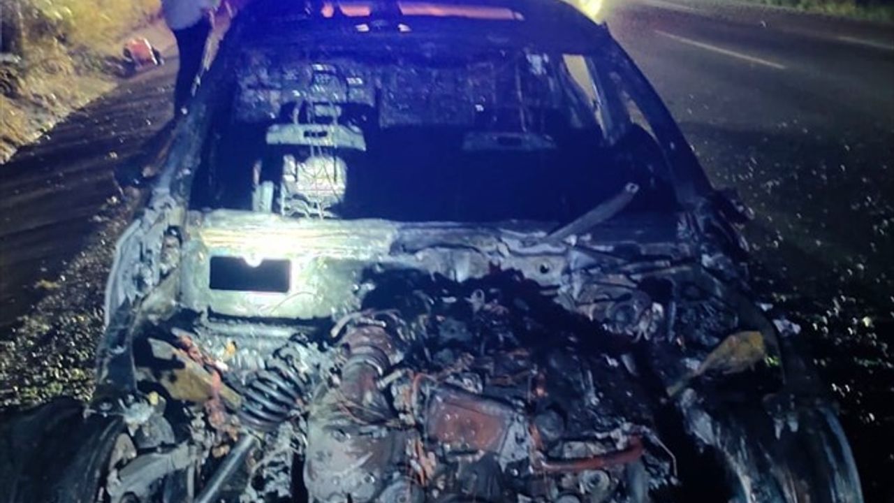 Adana'da Seyir Halindeki Otomobil Alev Alev Yandı