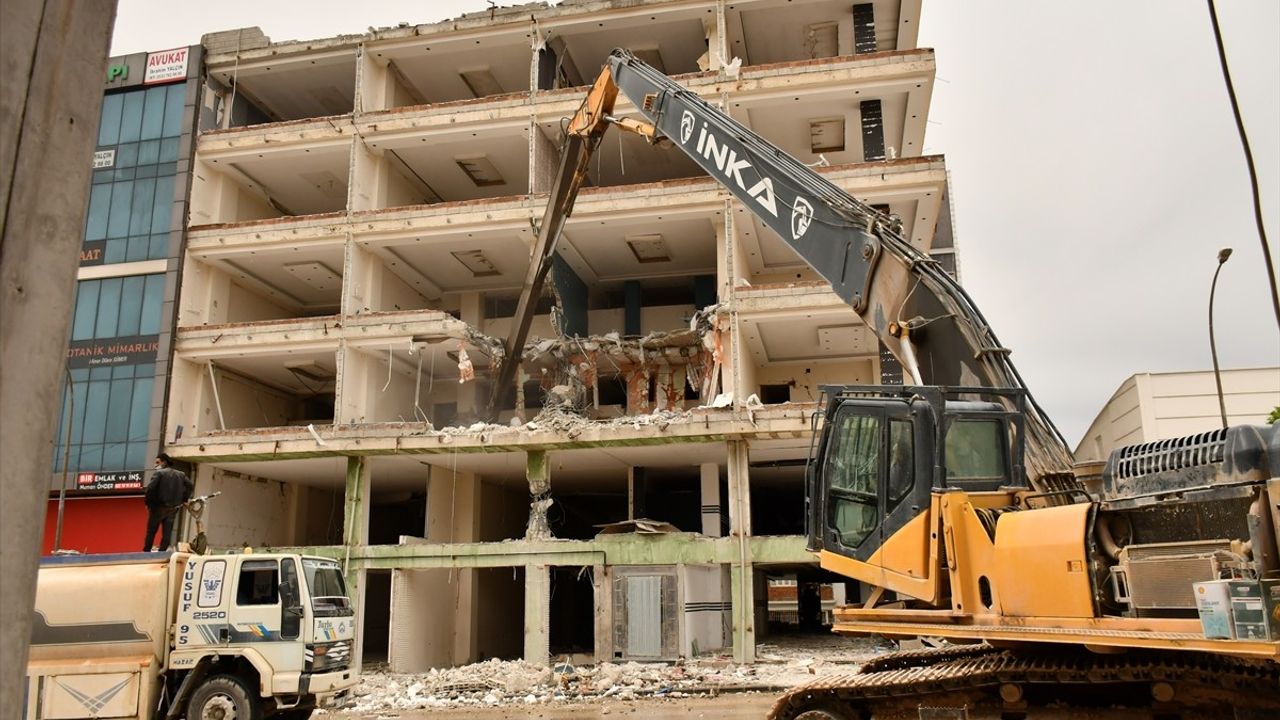 Adıyaman'da Depremden Etkilenen Binaların Yıkımı Devam Ediyor