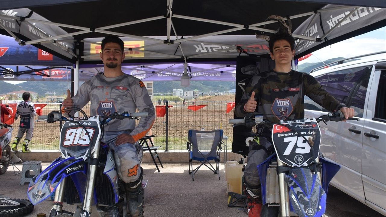 Afyonkarahisar'da Motokros Şampiyonası: Burak ve Osman Asım Arlı Kardeşler Yarışıyor