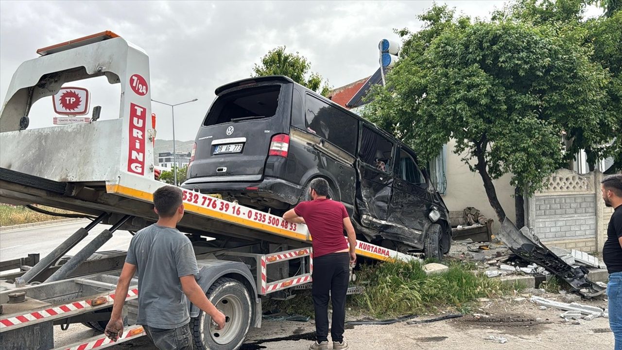 Afyonkarahisar'daki Trafik Kazası: 9 Yaralı