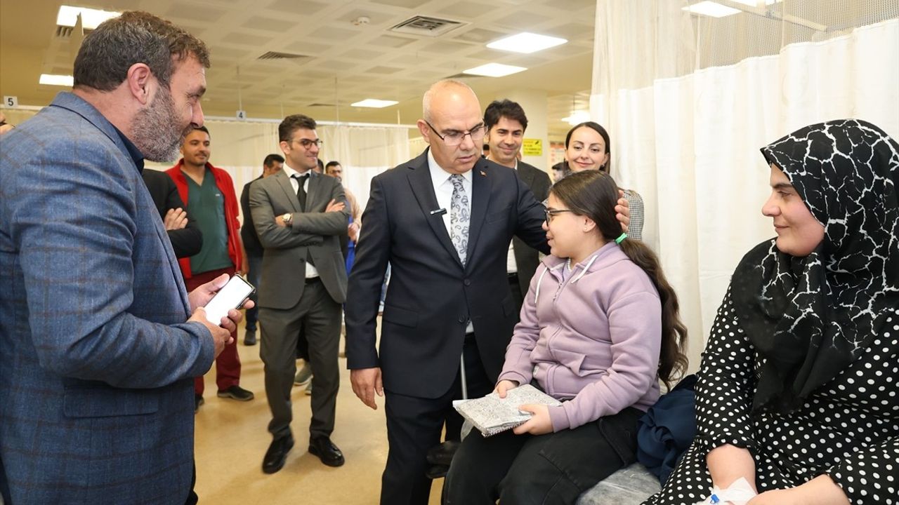 Ağrı Valisi Koç, Eğitim ve Araştırma Hastanesi'nde İncelemelerde Bulundu