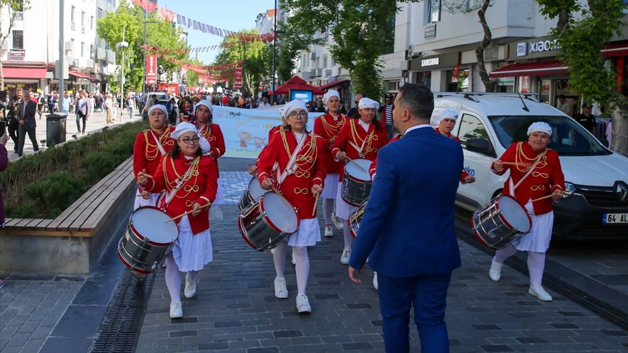 Aile Haftası'nda İzmir, Aydın ve Uşak'ta Yürüyüşler Düzenlendi