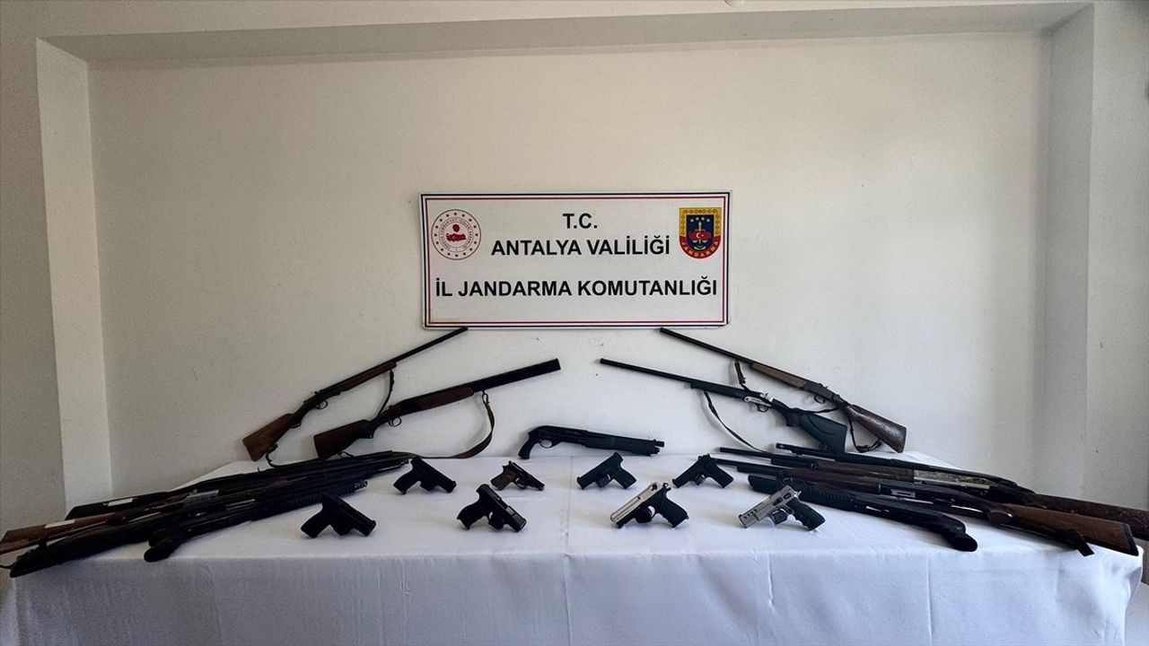 Alanya'da Silah Kaçakçılığı Operasyonu: 17 Şüpheli, 2 Tutuklama