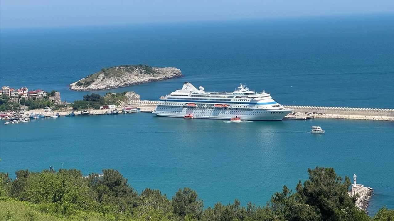Amasra'ya Gelen 'Astoria Grande' Kruvaziyeri 997 Yolcu ile Limanda