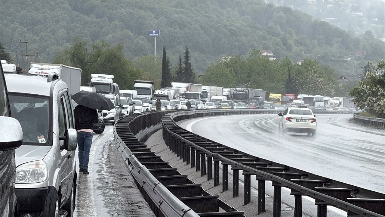 Anadolu Otoyolu'nda Tır Devrildi, Ulaşımda Aksama Yaşandı