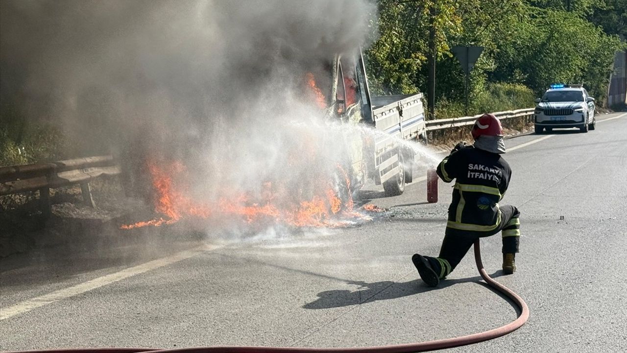 Anadolu Otoyolu'nda Yanan Kamyonet Kullanılamaz Hale Geldi