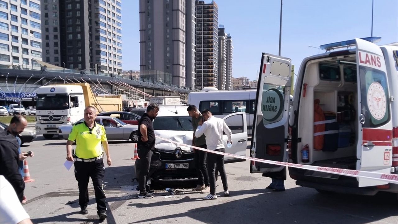Ankara'da İki Araç Çarpıştı: 2'si Bebek 6 Yaralı