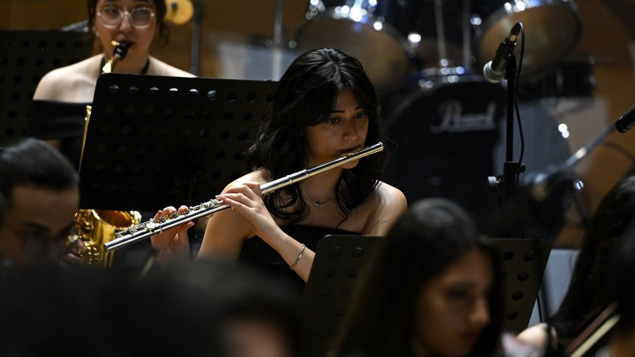 Ankara Üniversitesi Tıp Fakültesi Oda Orkestrası 10. Yılını Kutladı