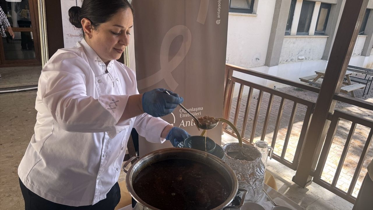 Anneanne ve Babaanneler Torunlarına Gülüklü Çorbasını Öğretiyor