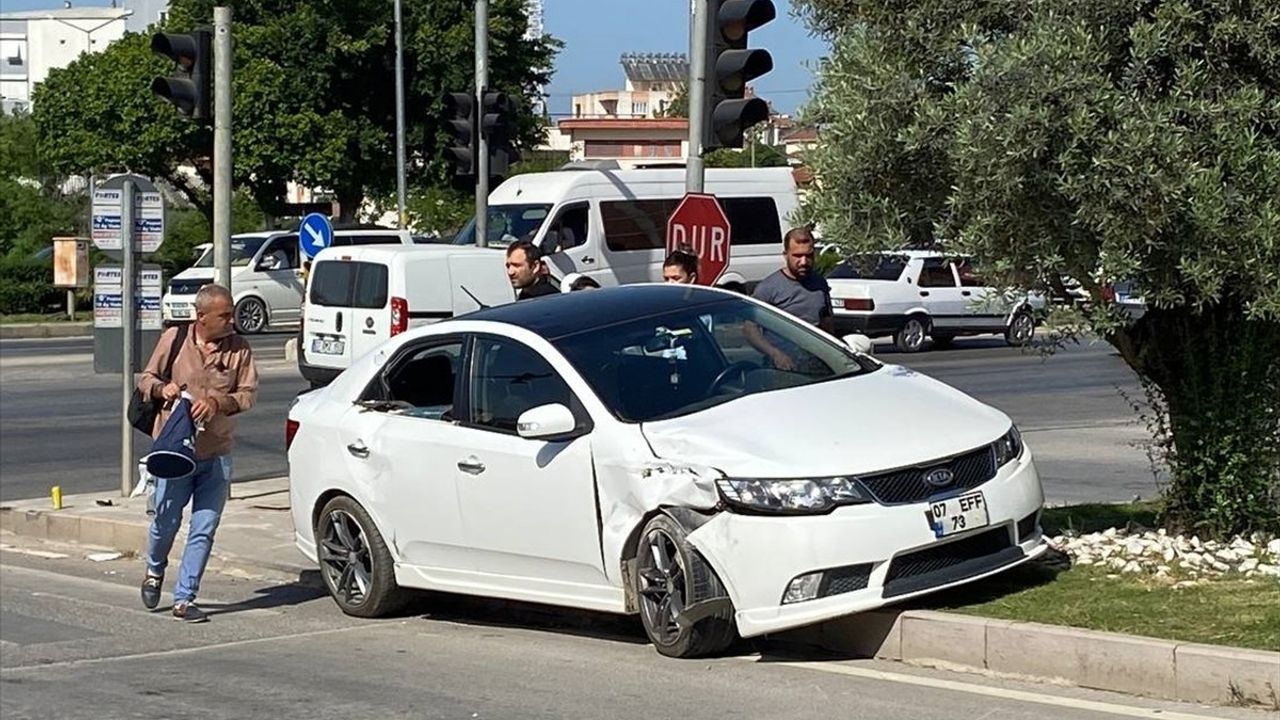 Antalya'da Araç ile Motosikletli Polis Ekibi Çarpıştı