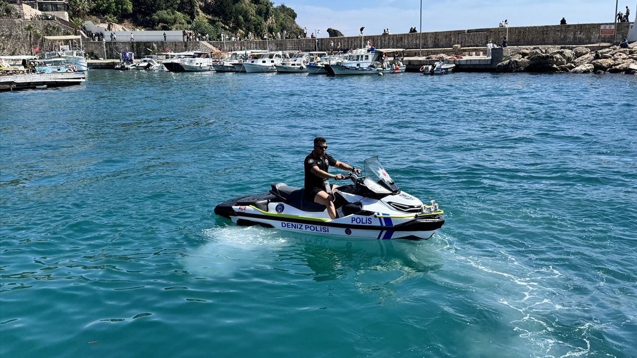 Antalya'da Deniz Polisi Mahsur Kalan 3 Kişiyi Kurtardı