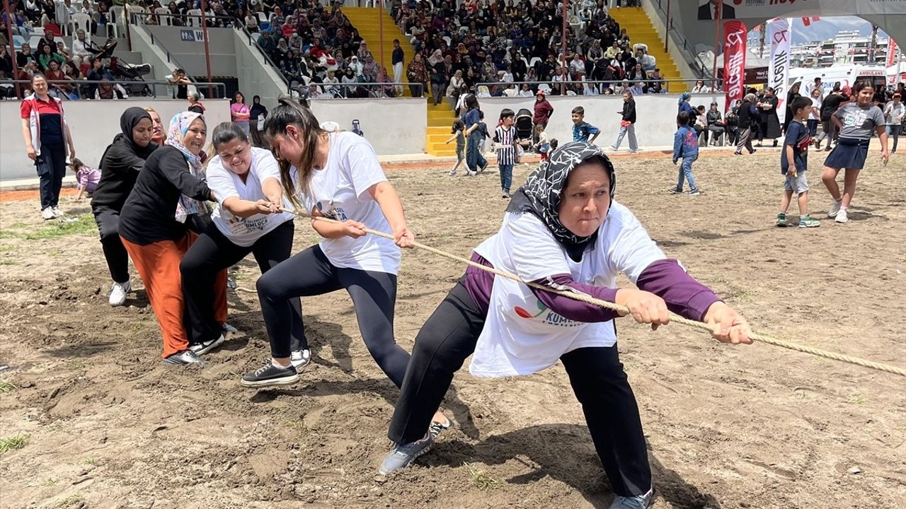 Antalya'da Geleneksel Tarım ve Seracılık Festivali'nde Kadınların Mücadelesi