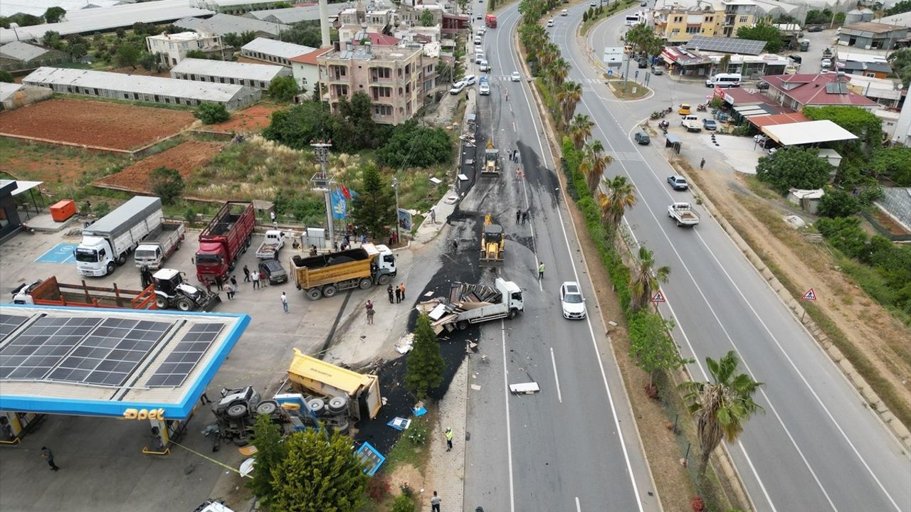 Antalya'da Sıcak Asfalt Yüklü Kamyonun Kazası
