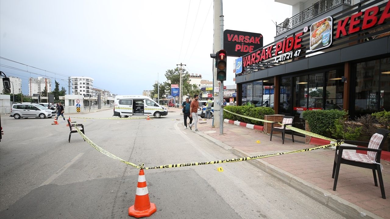 Antalya'da Silahlı ve Bıçaklı Kavga: 4 Yaralı
