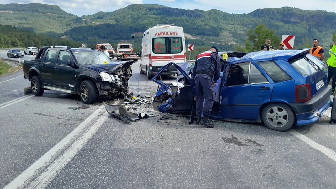 Antalya'da Trafik Kazası: 1 Ölü, 3 Yaralı
