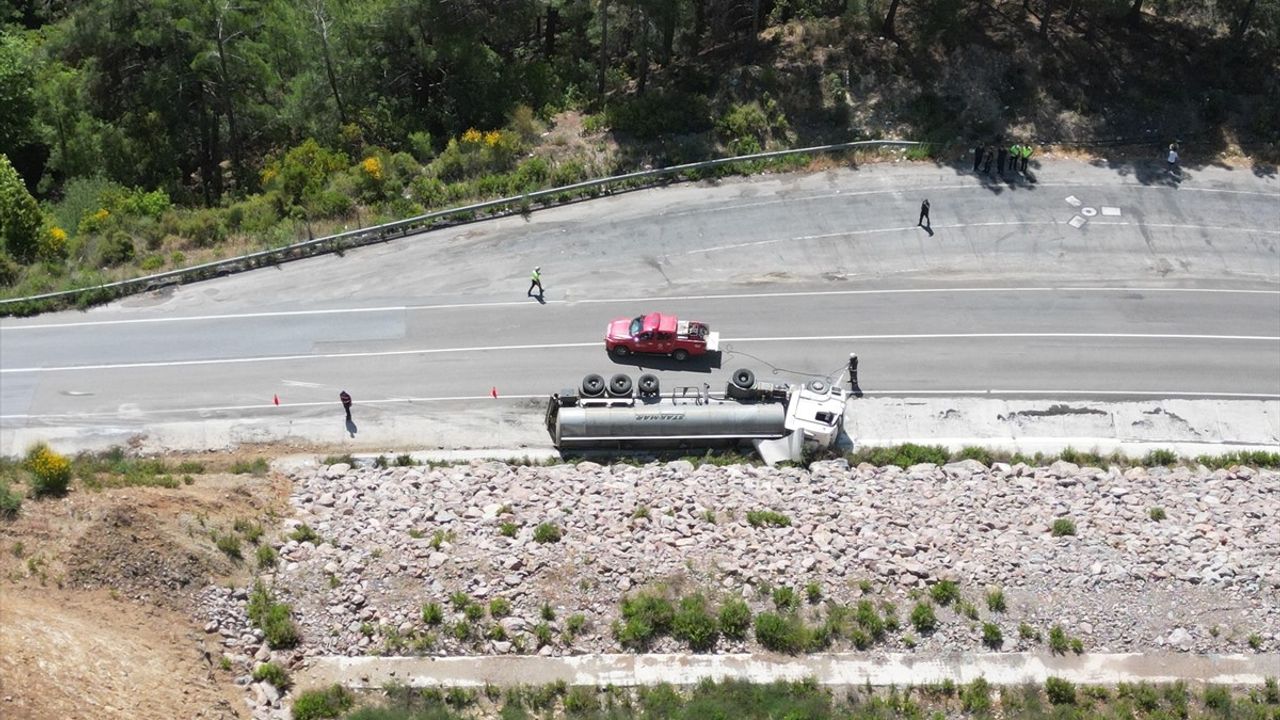 Antalya'da Zift Yüklü Tır Devrildi