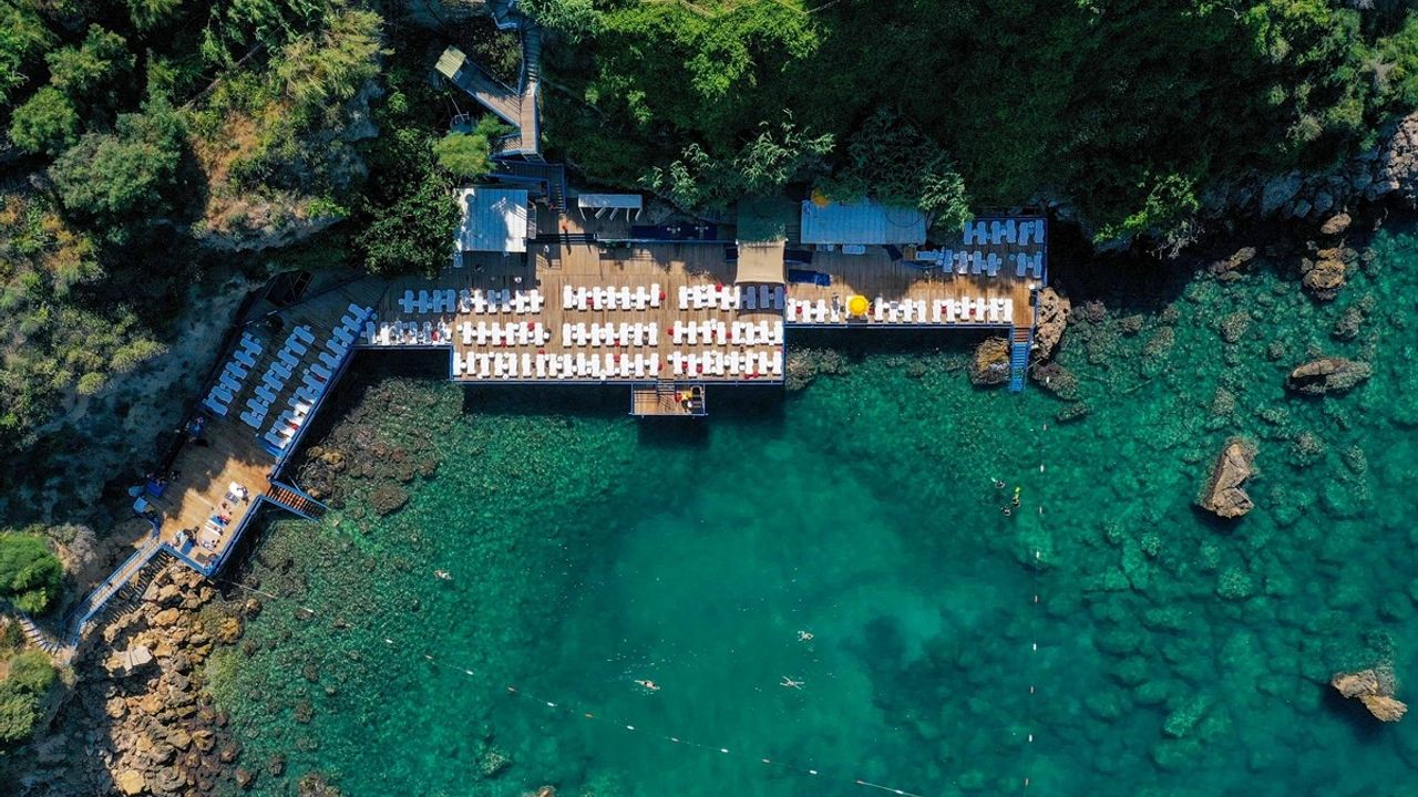 Antalya'nın Falez Plajları Mavi Bayrakla Onurlandırıldı