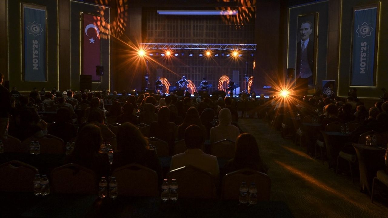 Arslanbek Sultanbekov Ankara'da Enerjik Bir Konser Verdi
