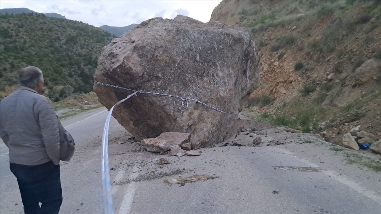 Artvin'de Kaya Düşmesi Nedeniyle Ulaşım Tek Şeride Düştü