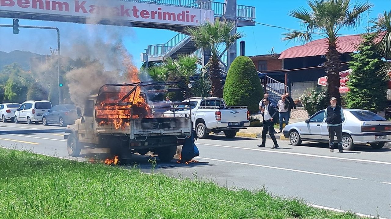 Artvin'de Seyir Halindeki Kamyonet Alev Aldı