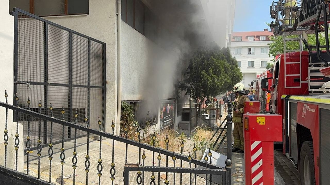 Avcılar'da Akvaryum Malzemeleri Satan İş Yerinde Yangın Çıktı