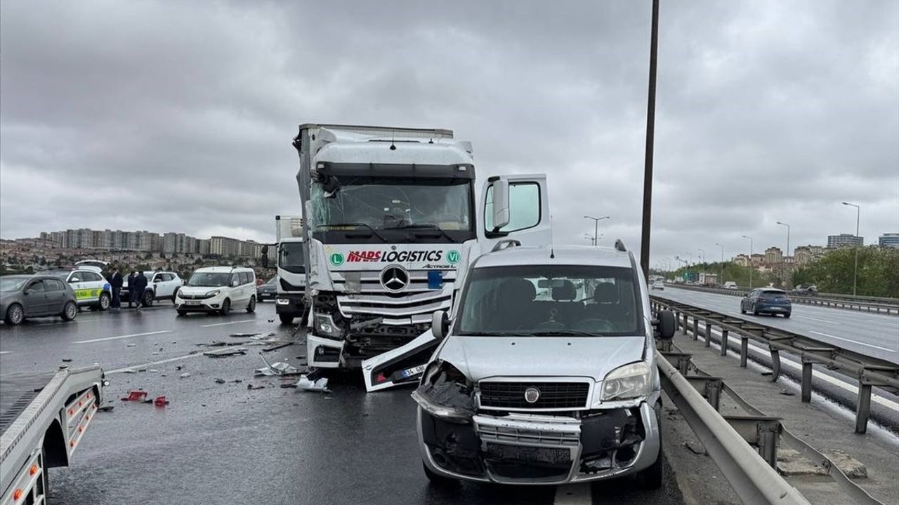 Avcılar'da Zincirleme Trafik Kazası: Ulaşım Kesintiye Uğradı