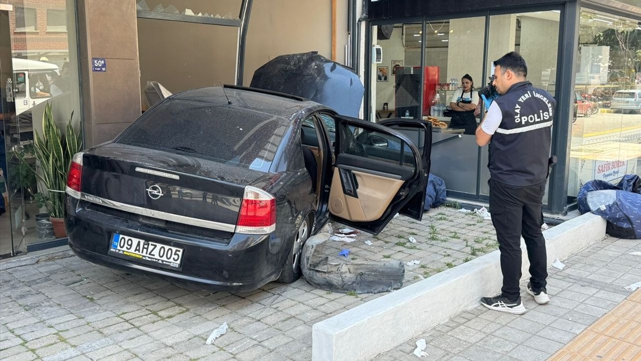 Aydın'da Kontrolden Çıkan Araç Mağazaya Daldı: 2 Yaralı