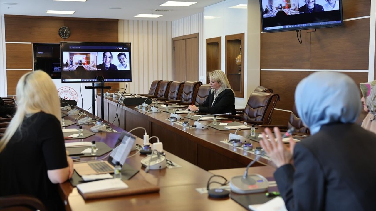 Bakan Göktaş'tan Öğrencilere Destek: Koruyucu Aile Projesi