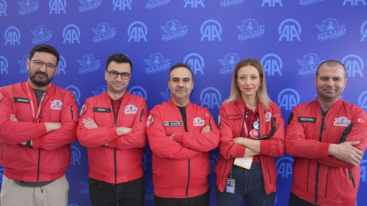 Bakan Kacır, TEKNOFEST KKTC'de AA Standını Ziyaret Etti