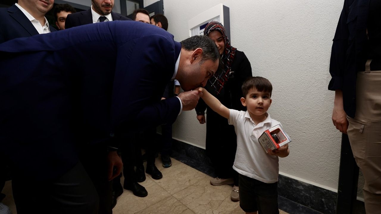Bakan Kurum, Depremzede Aileye Ziyaret Gerçekleştirdi
